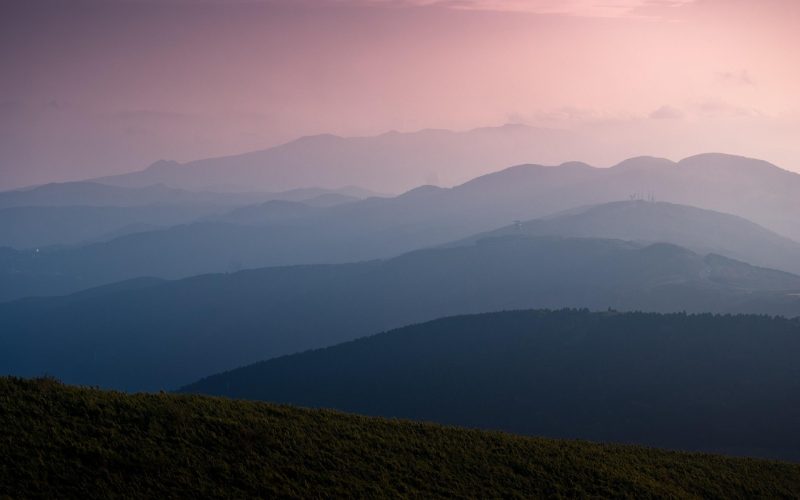 深色界面的快捷检索浮层，中央输入框下方列出匹配结果条目，右上角显示版本信息的 nexus下载 检索界面示意